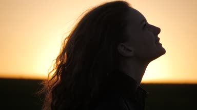 bir gün batımı mutlu kadın yüzünde silüeti