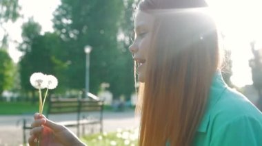 Güzellik genç kadın Kızıl saçlı sevinç kavramı isteyen karahindiba üfleme