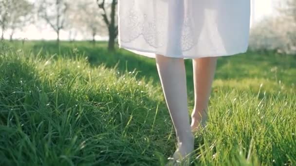 Lenta toma de cámara de pies desnudos de niña caminando y corriendo sobre hierba verde — Vídeo de stock