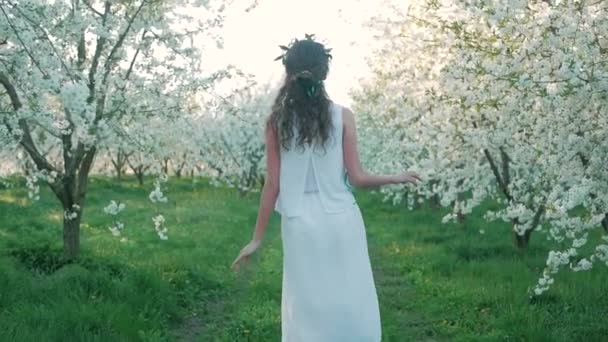 Menina Andando Jardim Florescente Descansando — Vídeo de Stock