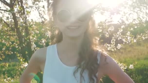 Bellezza giovane donna che si gode la natura nel frutteto di mele primaverili, felice Bella ragazza in giardino con alberi in fiore — Video Stock