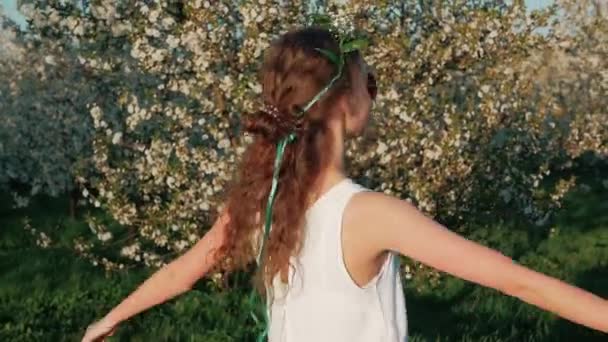 Beleza jovem apreciando a natureza no pomar de maçã primavera, menina bonita feliz no jardim com árvores florescentes — Vídeo de Stock