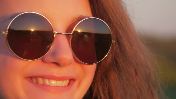 Retrato de uma mulher em óculos de sol — Vídeo de Stock