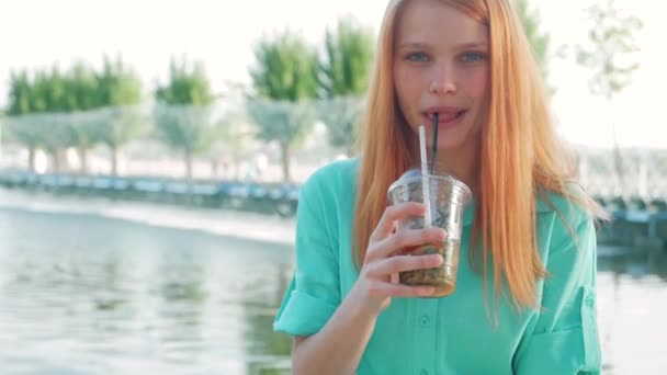 Mulher bonita com limonada e cabelo vermelho — Vídeo de Stock