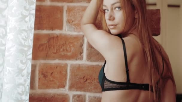 Hete Sexy mooie sensuele blonde vrouw met perfect slank lichaam poseren in lingerie van zwart leer — Stockvideo