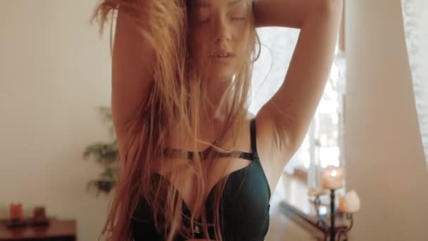 Горячая сексуальная красивая чувственная блондинка с идеальным стройным телом позирует в черном кожаном белье — стоковое видео