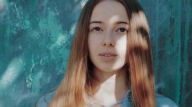 Gölgeler uzun kızıl saçlı ve mavi gömlek yüzünde olan güzel kadın