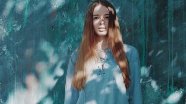 Gölgeler uzun kızıl saçlı ve mavi gömlek yüzünde olan güzel kadın