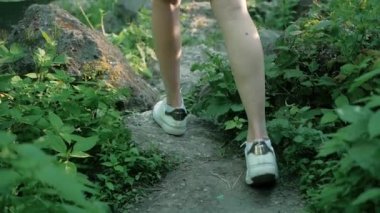 Kadın uzun yürüyüşe çıkan kimse dik kayalık arazi tırmanıyor