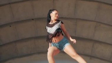 Erkek dans. şortla uzun dreadlocks ile performans dans mutlu karışık ırk kadın