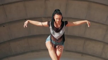 Erkek dans. şortla uzun dreadlocks ile performans dans mutlu karışık ırk kadın