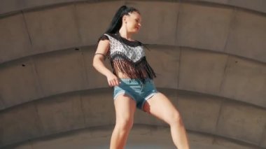 Erkek dans. şortla uzun dreadlocks ile performans dans mutlu karışık ırk kadın