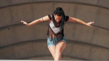 Erkek dans. şortla uzun dreadlocks ile performans dans mutlu karışık ırk kadın