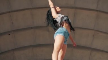 Erkek dans. şortla uzun dreadlocks ile performans dans mutlu karışık ırk kadın