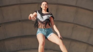 Erkek dans. şortla uzun dreadlocks ile performans dans mutlu karışık ırk kadın