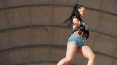 Erkek dans. şortla uzun dreadlocks ile performans dans mutlu karışık ırk kadın