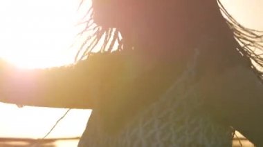 Erkek dans. siluet mutlu karışık ırk kadın uzun dreadlocks ile performans şortla günbatımı arka plan üzerinde dans.