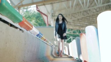 siyah, deri ceket, uzun siyah saçlı ve ruj ile gerdanlık kolye giyen serin moda ciddi genç kadın yürüyüş