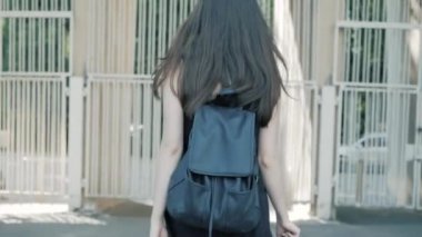 siyah, deri ceket, uzun siyah saçlı ve ruj ile gerdanlık kolye giyen serin moda ciddi genç kadın yürüyüş