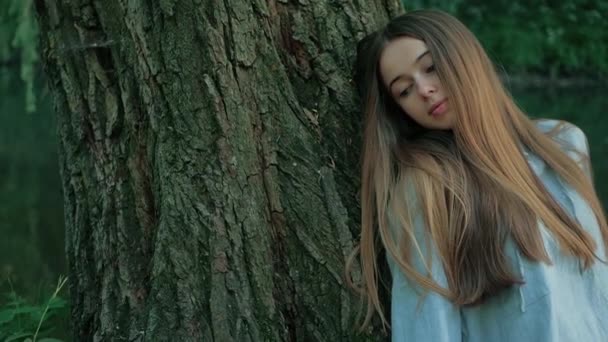 Uomo e natura. bella giovane donna godendo l'unità con la natura seduta vicino a un fiume albero — Video Stock