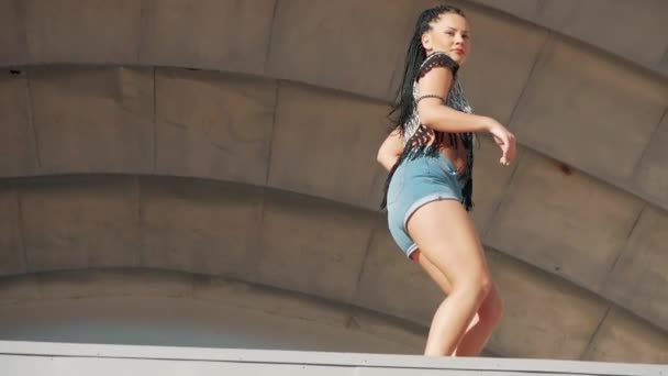 Dançando Feminino. feliz mulher de raça mista dança desempenho com longos dreadlocks em shorts — Vídeo de Stock