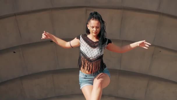 Bailarina. feliz carrera mixta mujer bailando rendimiento con rastas largas en pantalones cortos — Vídeos de Stock