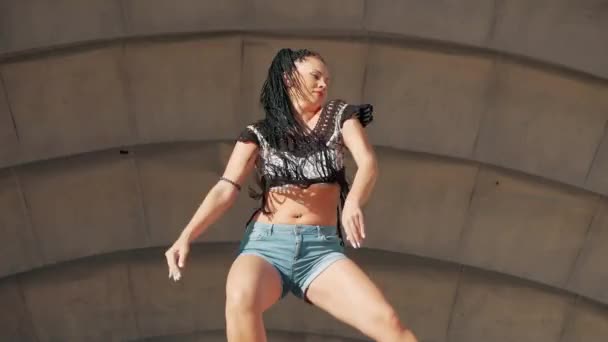 Dançando Feminino Feliz Mulher Raça Mista Dança Desempenho Com Longos — Vídeo de Stock