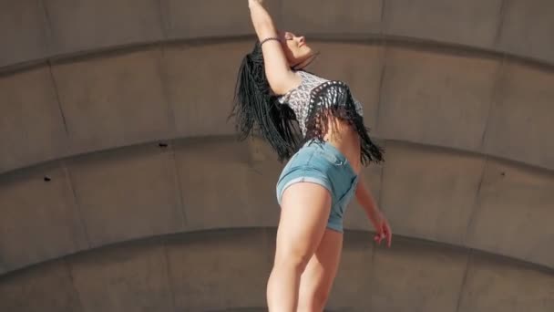 Dansende vrouw. Gelukkig gemengd ras vrouw dansen prestaties met lange dreadlocks in korte broek — Stockvideo