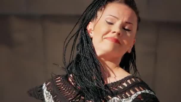 Femme dansante. heureux mixte femme danse performance avec de longues dreadlocks en short — Video