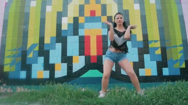 Dançando Feminino. feliz mulher de raça mista dança desempenho com longos dreadlocks em shorts — Vídeo de Stock