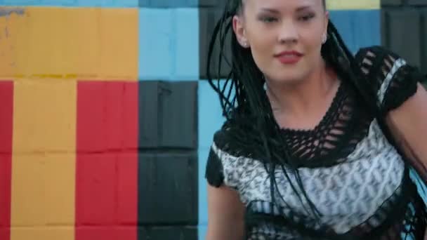 Femme dansante. heureux mixte femme danse performance avec de longues dreadlocks en short — Video