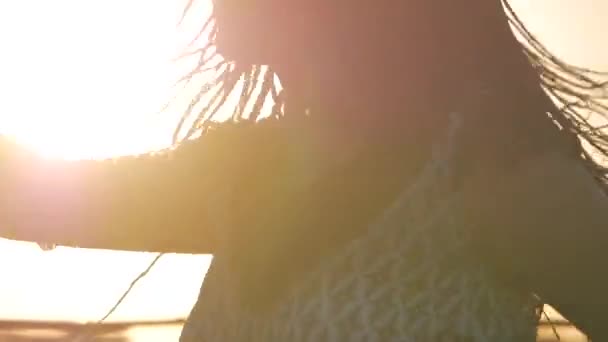 Femme dansante. silhouette heureuse mixte femme danse performance avec de longs dreadlocks en short sur fond de coucher de soleil 