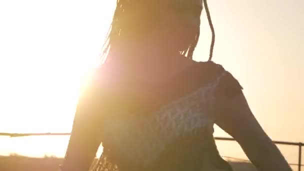 Bailarina. silueta feliz mujer de raza mixta bailando rendimiento con rastas largas en pantalones cortos en el fondo de la puesta del sol — Vídeos de Stock