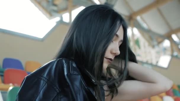 Moda legal sério adolescente mulher vestindo em preto, jaqueta de couro, colar de gargantilha com um longo cabelo escuro e batom — Vídeo de Stock