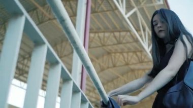 siyah, deri ceket, uzun siyah saçlı ve ruj ile gerdanlık kolye giyen serin moda ciddi genç kadın