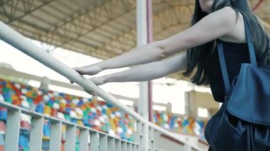 siyah, deri ceket, uzun siyah saçlı ve ruj ile gerdanlık kolye giyen serin moda ciddi genç kadın