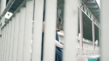 siyah, deri ceket, uzun siyah saçlı ve ruj ile gerdanlık kolye giyen serin moda ciddi genç kadın