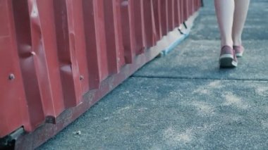 Kız yürüyor. Kırmızı spor ayakkabılar bacaklar odaklanmak