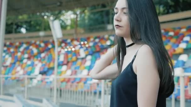 Coole Mode ernsthafte Teenager-Frau trägt in schwarz, Lederjacke, Choker Halskette mit langen dunklen Haaren und Lippenstift — Stockvideo