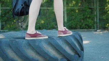 Ukrayna, Ternopil - 25 Mayıs 2018: siyah kız büyük tekerlek üzerinde yürüyor