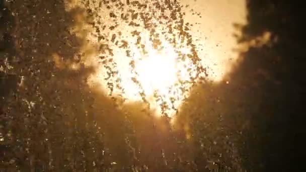 Gotas de água salpicando na superfície da água em câmera lenta. Feche a fonte de água. Jato de água salpicando — Vídeo de Stock