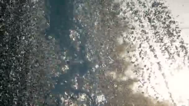 水滴がスローモーションで水面に水しぶき。水噴水のクローズ アップ。しぶき水ジェット — ストック動画