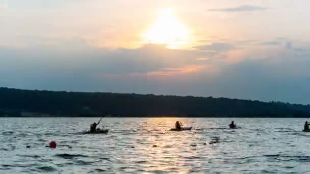 美しい湖の夕焼けの後の風景を微速度撮影 — ストック動画