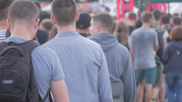 УКРАИНА, ТЕРНОПИЛ - 20 июля 2018 года: люди выстраиваются в очередь на рок-фестивале. — стоковое видео
