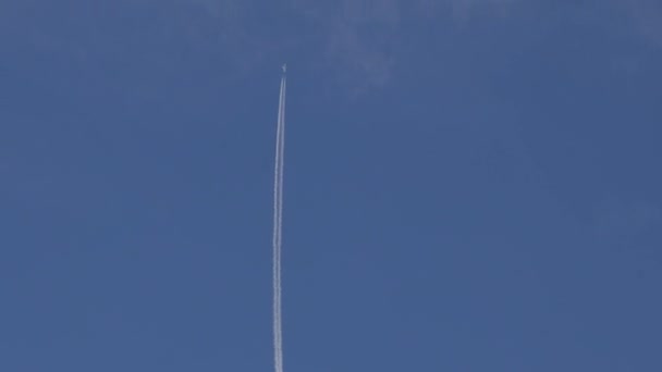 4K Vista da camada de jato de avião, poluição da aeronave no céu, vapor de traço branco durante o dia — Vídeo de Stock