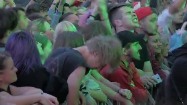 УКРАИНА, ТЕРНОПИЛ - 20 июля 2018 года: Молодая толпа подростков танцует на музыкальном фестивале летом. — стоковое видео