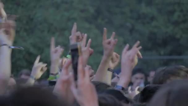 Mucha gente joven de adolescentes bailando en un festival de música en verano — Vídeo de stock