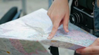 harita için gösteren bir turist kadının el yakın çekim