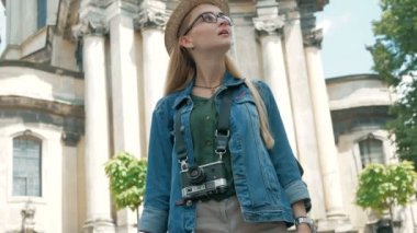 Lviv, Ukrayna turist kadın yürüyüş dar sokaklar. Avrupa yaz tatil seyahat tatil macera zevk