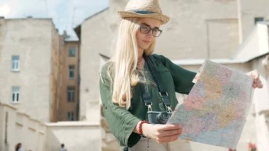 Genç turist kadın şehir haritası Lviv Ukrayna, tatil kavramı seyahat ederken keşfetmek